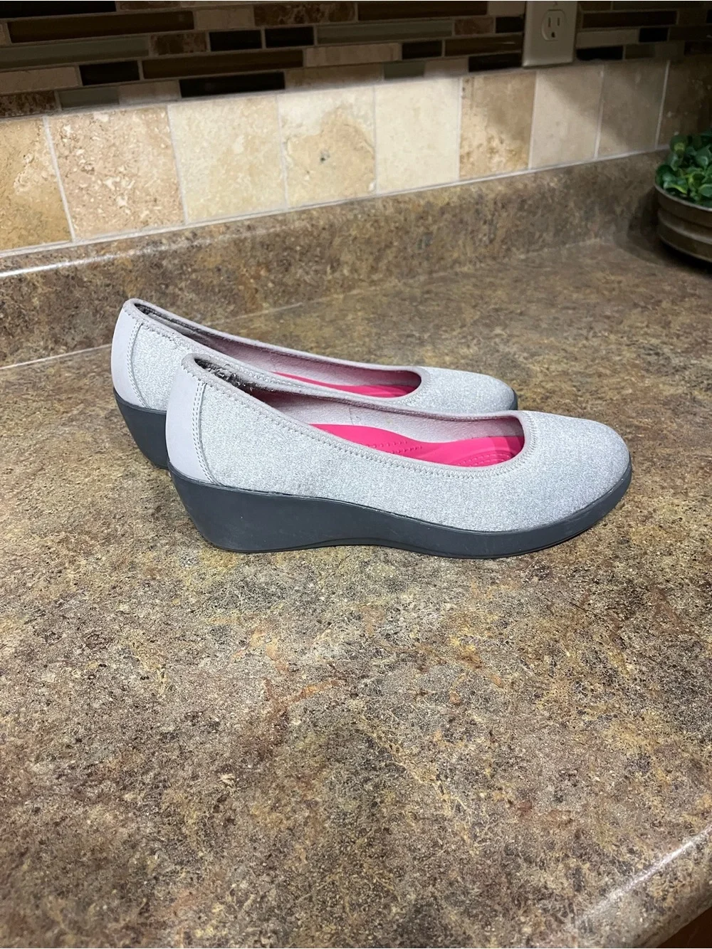 NWOT Crocs Busy Day Heathered Gray Wedge Flats Sz 9 Travel Office Comfortable